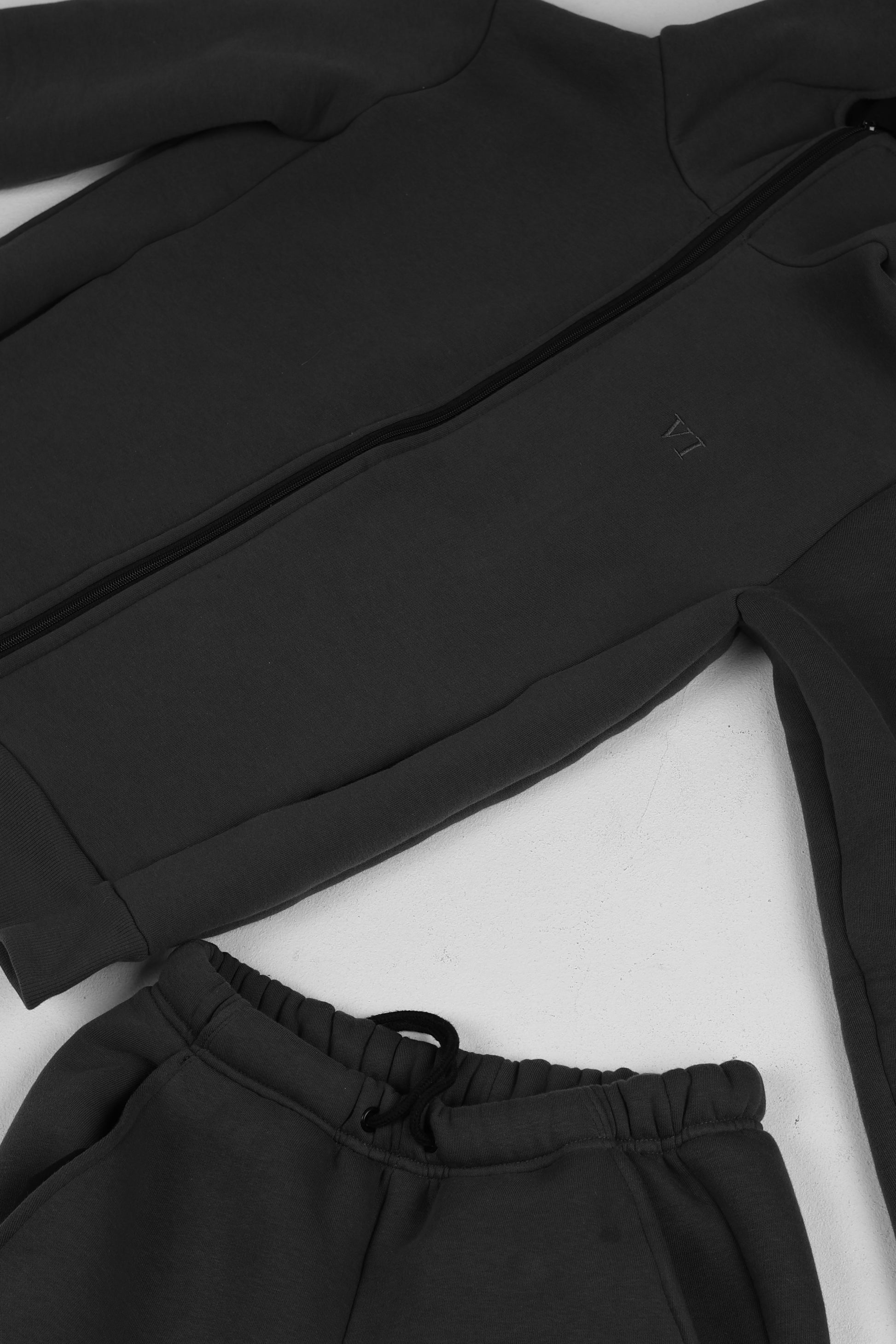 Tracksuit Dark Grey VI Round