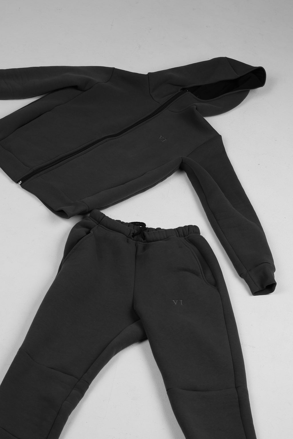 Tracksuit Dark Grey VI Round